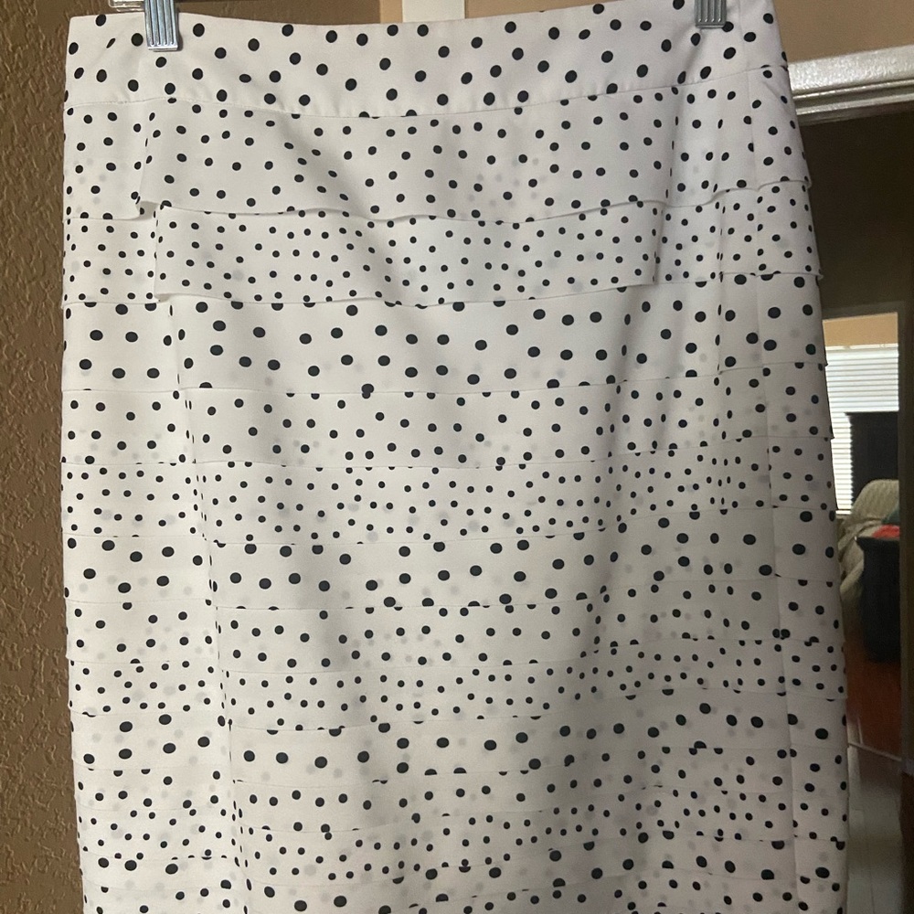 Woman Skirt, Size 4, used. perfect conditions